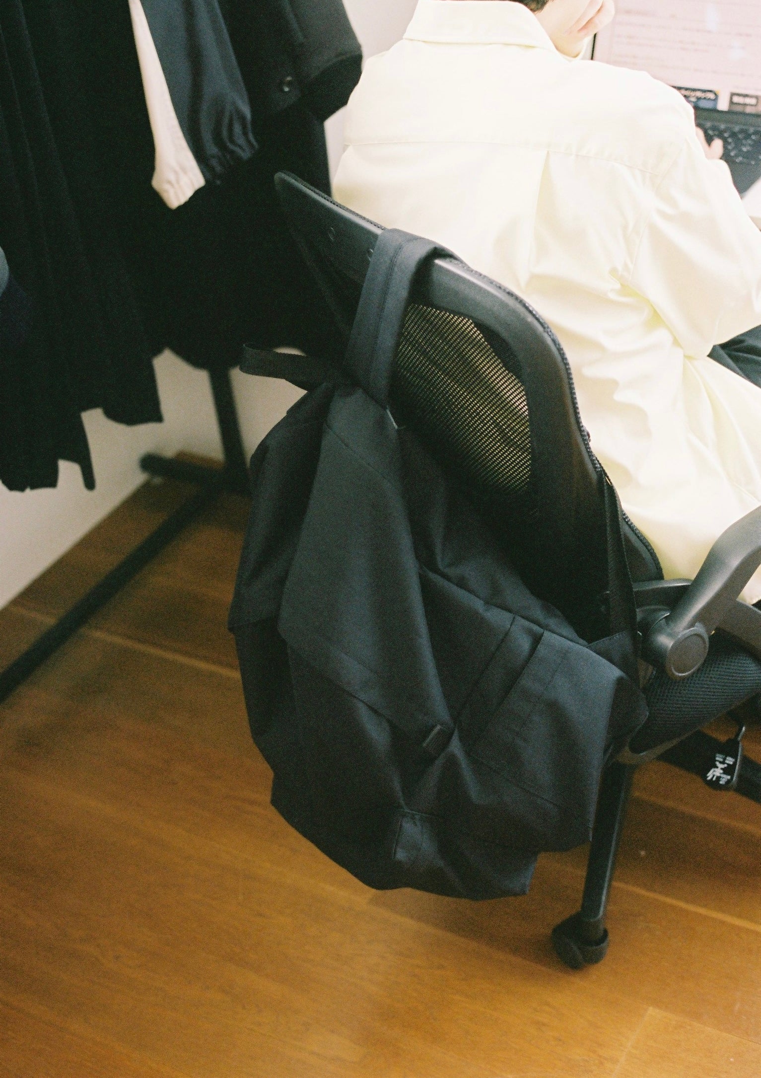 椅子に掛けたNYLON DAY BAG