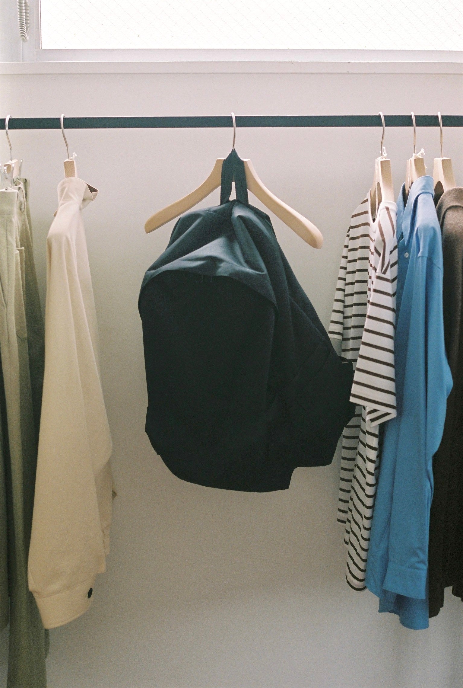 洋服と並べて掛けたNYLON DAY BAG