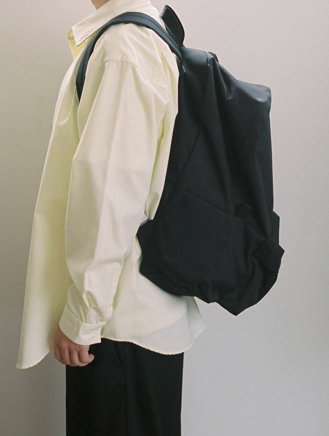 NYLON DAY BAGを横から着用した様子