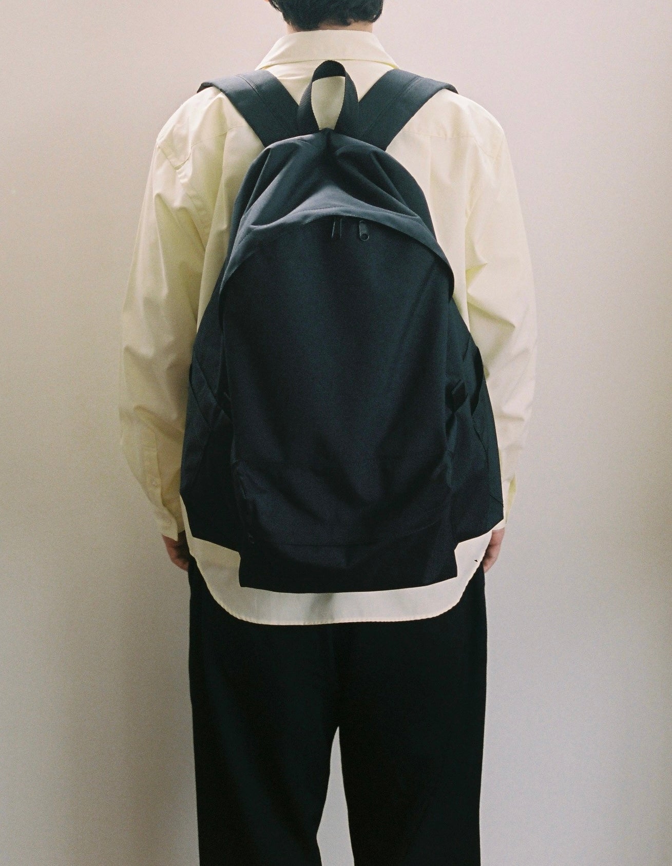 NYLON DAY BAGを背面から着用した様子