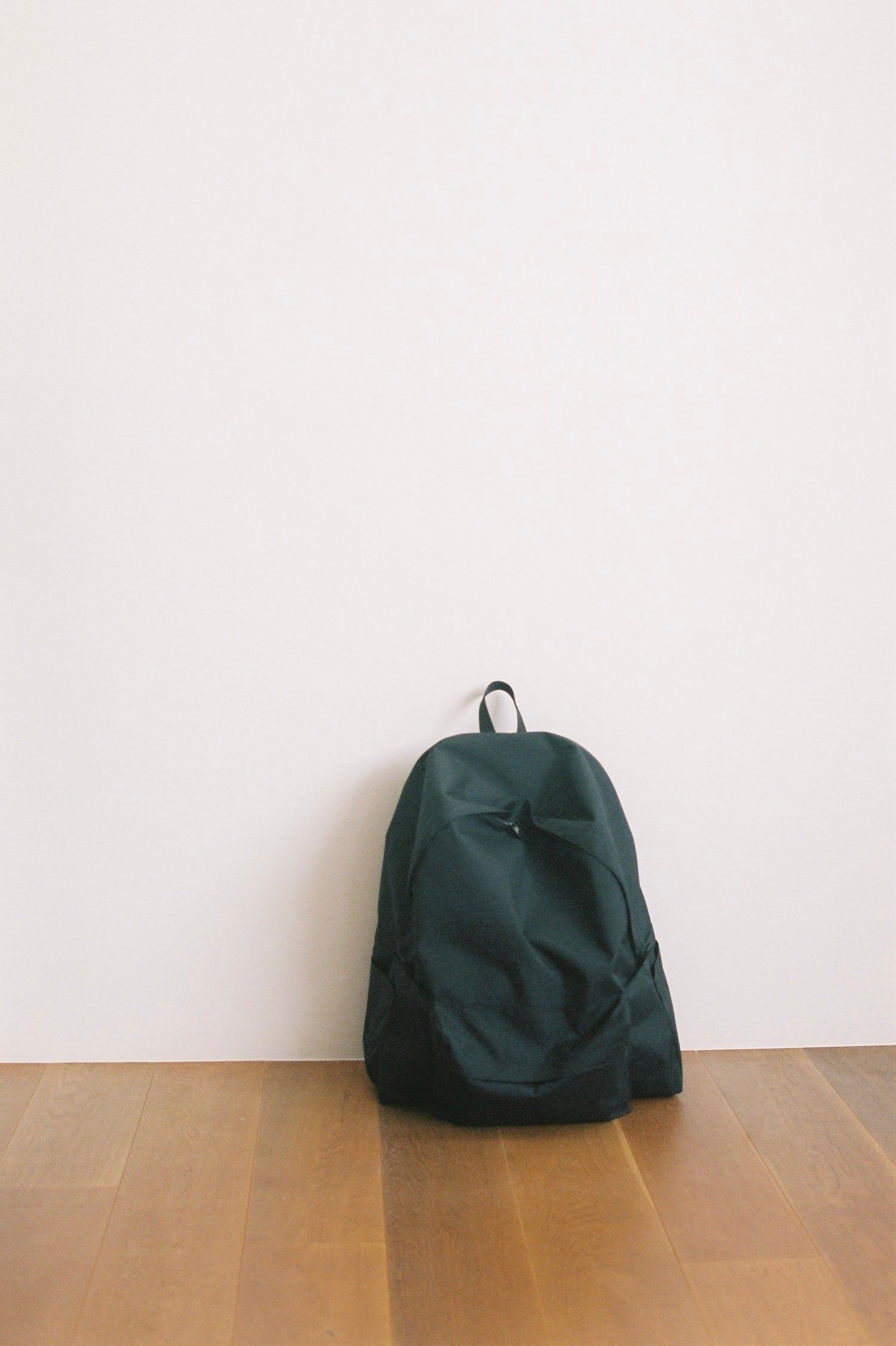 壁際に置いたNYLON DAY BAG